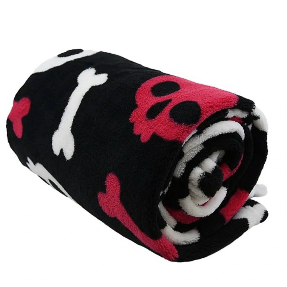 New View Gifts & Accessories Halloween “Skeleton” Print Throw Blanket (NWT)